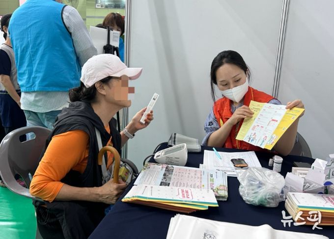 지난해 일자리박람회에서 '내 혈압·혈당 알기 캠페인'을 진행하고 있다.