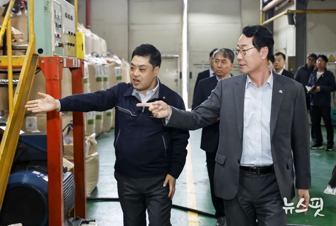 정명근 화성특례시장이 25일 관내 보온재 제조업체를 방문해 원재료 수급상황을 점검하고 있다.