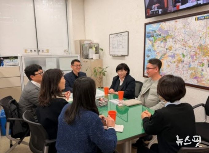 화성특례시 체납관리단 담당부서 공무원과 세종특별자치시 소속 공무원들이 3월 18일 화성시청에서 체납관리단 벤치마킹 시간을 갖고 있다