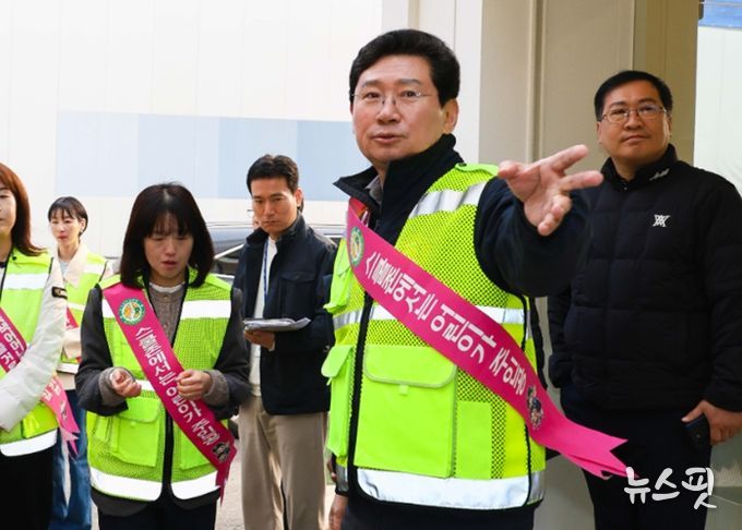 26일 포곡초후문 인근에서 이상일 시장이 통학로를 점검하고 있다