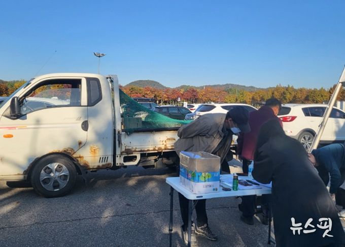 배출가스 저감장치(DPF) 부착차량 합동점검을 진행하고 있다.