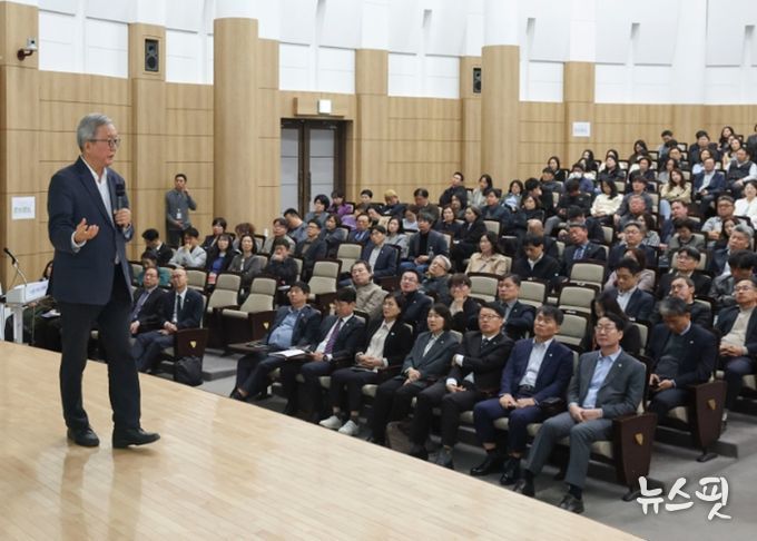 강남훈 기본사회위원회 부위원장이 화성특례시 공직자를 대상으로 기본사회 특강을 진행하고 있다.(화성시 제공)