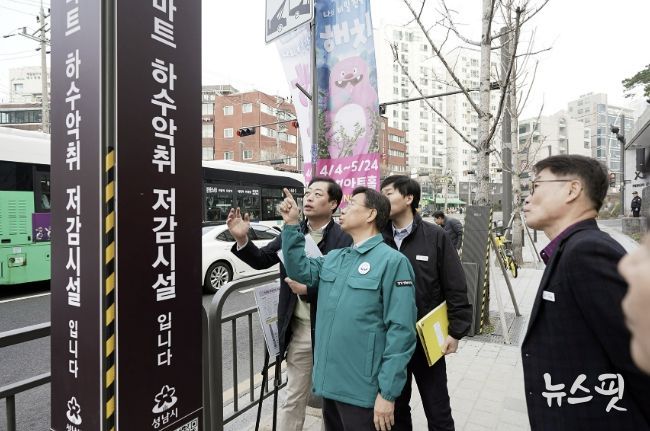 신상진 성남시장이 3월 26일 신흥2동에 있는 스마트 하수 악취 저감시설을 살펴보고 있다
