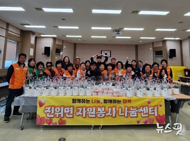 진위면 자원봉사 나눔센터, ‘평택 에너지 지킴이 3.3.3. 운동’ 실천 캠페인과 봄꽃 화분 나눔으로 1인 가구에 온기 전해