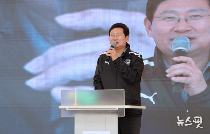 28일 동백호수공원에서 열린 동백2동 주민자치 작품발표회에 참석한 이상일 시장이 축사를 하고 있다