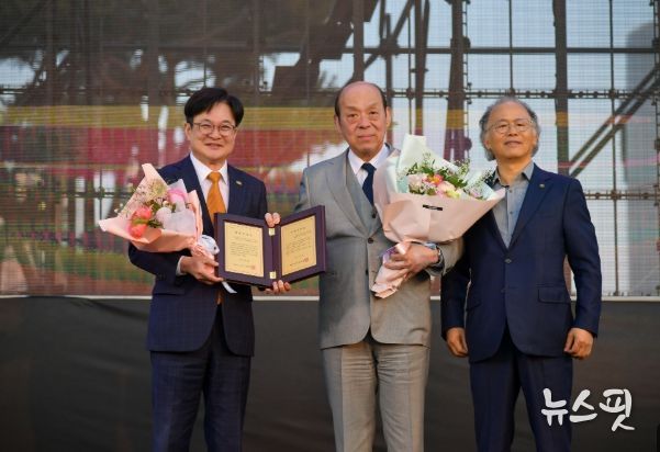 김병수 시장이 제15대 심수관에게 명예시민증을 수여했다.