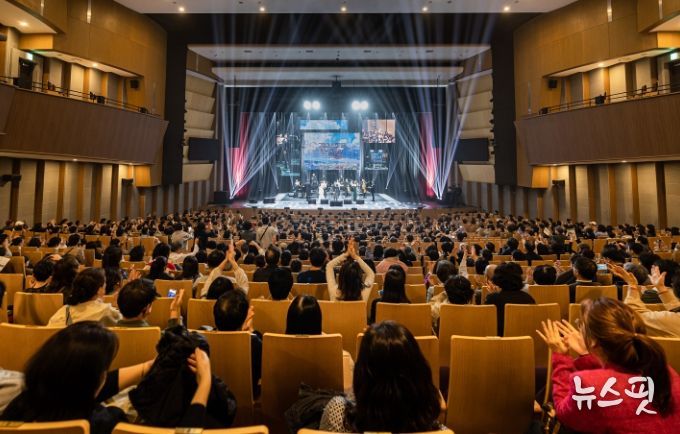 28일 용인포은아트홀에서 이상일 시장은 '그림과 스토리가 있는 음악회' 해설자로 참여했다