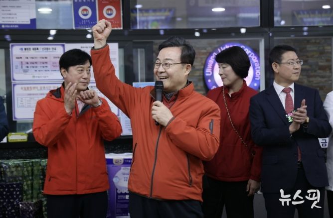 김성제 의왕시장이 대회 참가 선수들을 격려하고 있다.