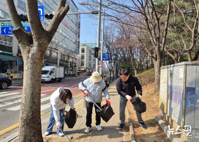 고양시 중산2동 주민자치회, 봄맞이 마을환경 정화활동 실시
