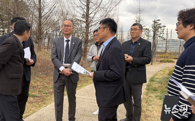 황국환 동탄구청장이 현장을 방문하여 동탄호수공원 인근 주차환경 개선 방안을 점검하고 있다