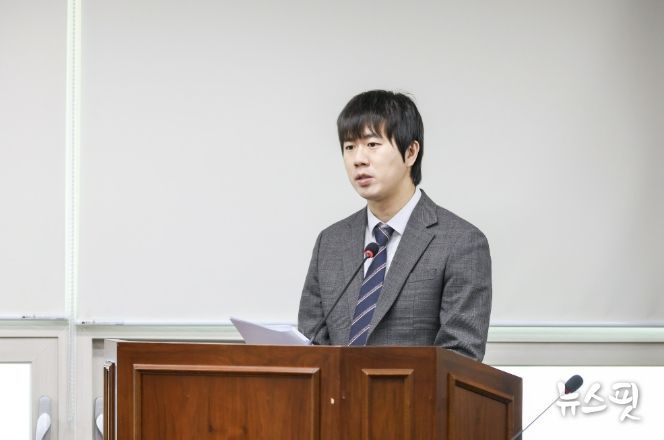 안산시의회 설호영 의원이 지난달 24일 제1상임위원실에서 열린 제302회 임시회 문화복지위원회에서 자신이 대표 발의한 ‘안산시 사회복지기금 설치 및 운용 조례 전부개정조례안’에 대해 설명하고 있다.