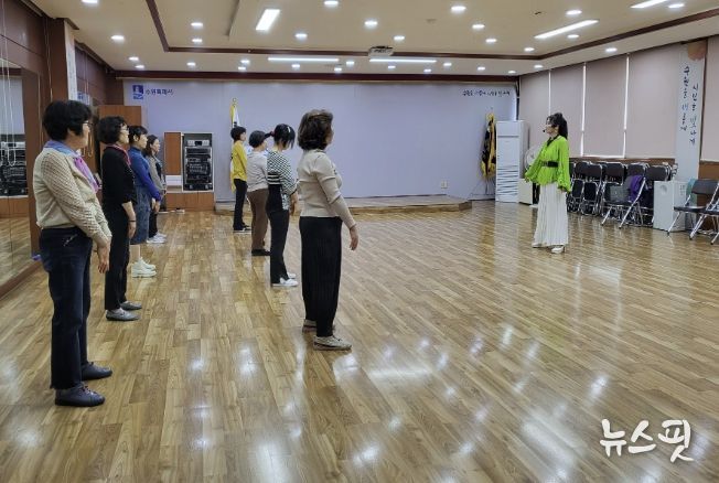 수원시 장안구 정자2동 주민자치회, 주민자치센터 신규 프로그램 ‘챠밍모델워킹’ 운영