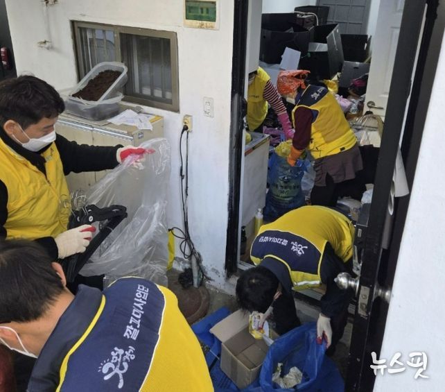 수원시 팔달구 화서1동 지역사회보장협의체, 쓰레기 적치 위기가구 주거환경 개선 지원