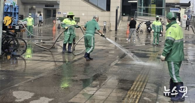수원시 팔달구, 수원역 광장·환승센터 '반짝반짝 클린 ON' 합동 환경정비 실시