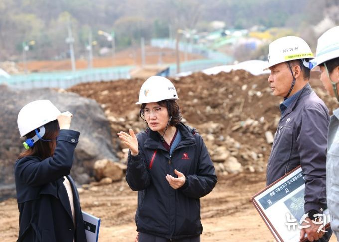 최혜민 광명시장 권한대행(부시장)이 6일 오후 구름산지구 도시개발사업 현장을 찾아 공사 진행 상황을 점검하고 있다.