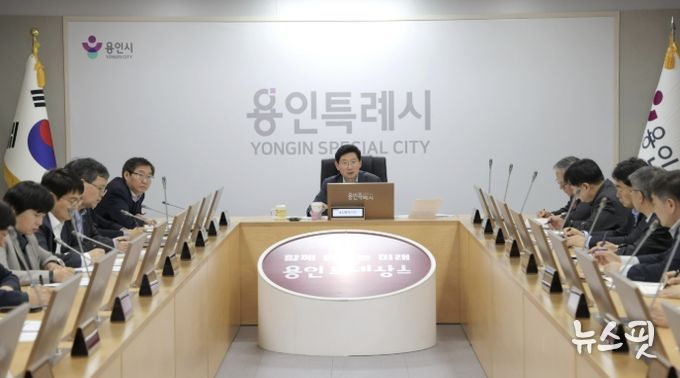 이상일 용인특례시장이 6일 시청 영상회의실에서 열린 간부공무원 회의에서 중동전쟁 장기화에 따른 위기 극복 방안을 논의하고 있다.(용인시 제공)