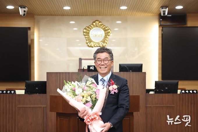이윤하 평택시의회 의장이 제9대 후반기 의장으로 선출된 뒤 기념촬영을 하고 있다.(사진=평택시의회)