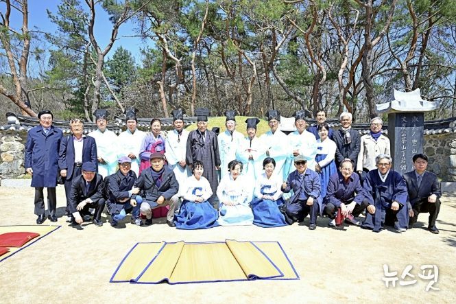 묘제 후 주요 참석자가 정약용 선생 묘소 앞에서 기념 촬영을 하고 있다