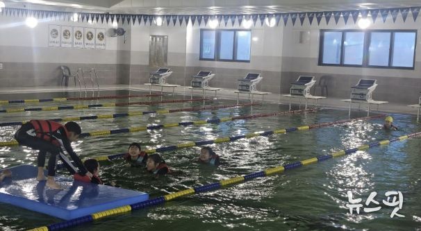 프로그램 참여 아동들이 구명조끼와 대형매트를 이용해 부력체험을 하고 있다.