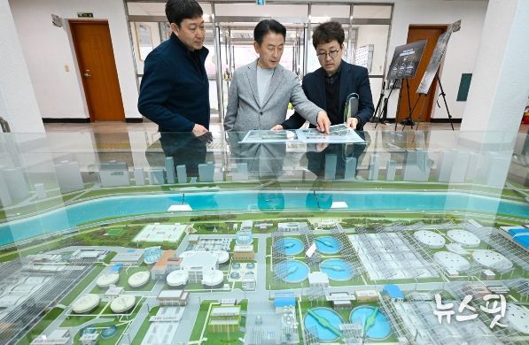 의정부시는 4월 9일 장암 공공하수처리시설 부지를 찾아 ‘공공하수처리시설 현대화사업’의 추진 방향과 상부 공간 활용 구상을 점검했다.