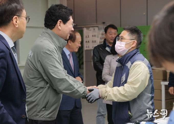 이상일 용인특례시장이 10일 성만원을 방문해 관계자들과 인사를 나누고 있다