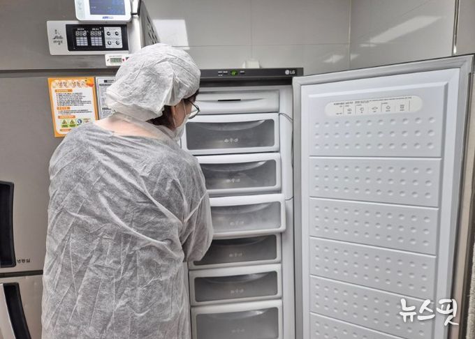 관내 집단급식소를 대상으로 식중독 점검을 진행하고 있다.