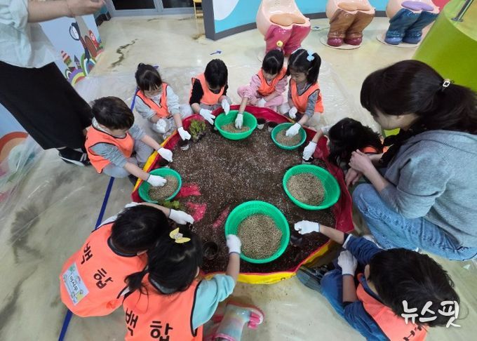 상추화분을 만들고 있는 중동백합어린이집 어린이들