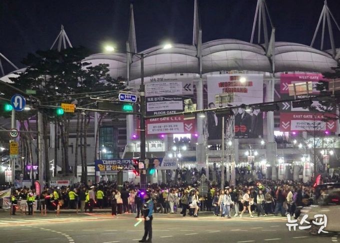 ‘BTS 월드투어 아리랑 인 고양‘ 종료 후 관객들이 순차적으로 퇴장하고 있다.